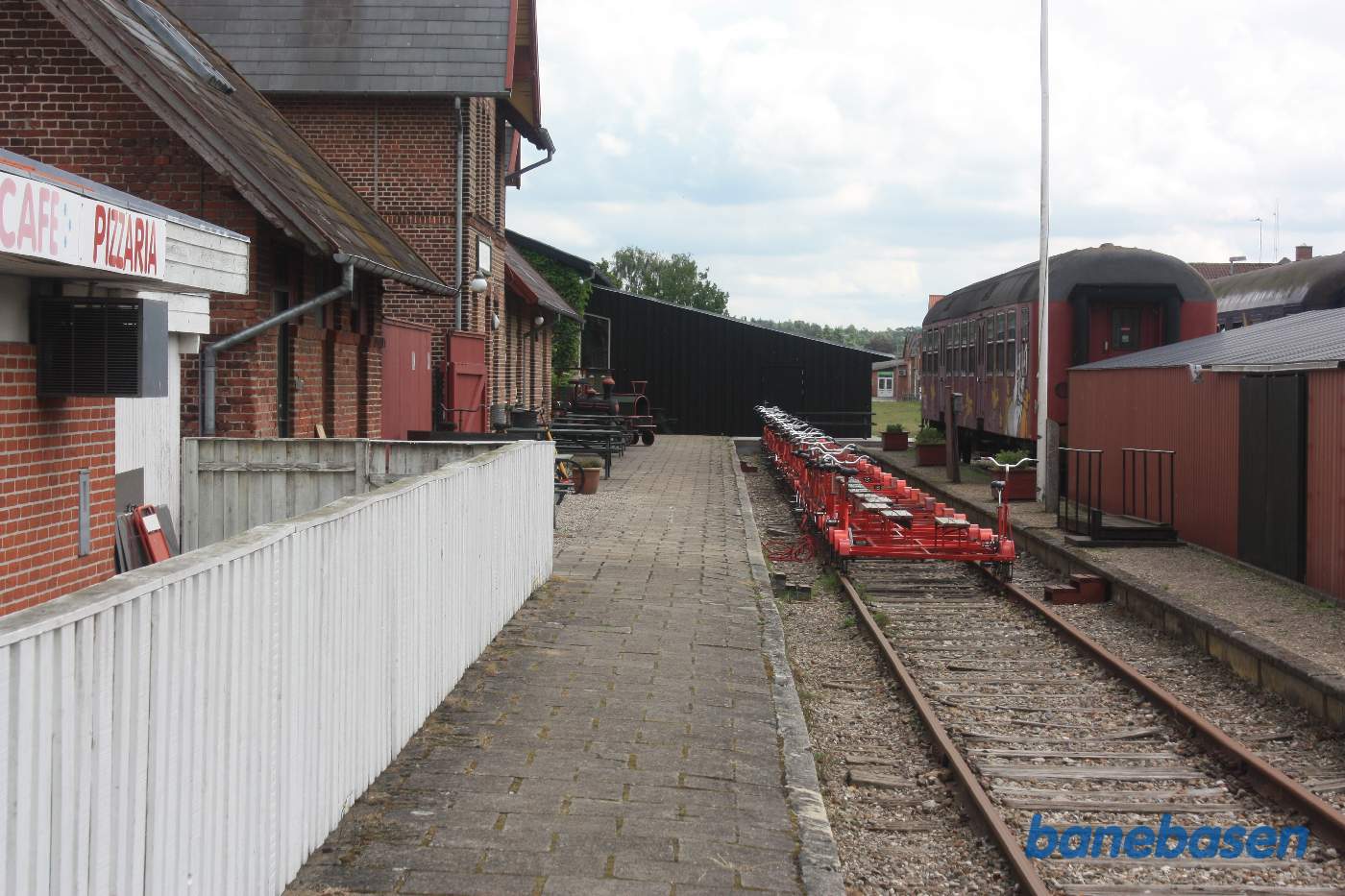 En række skinnecykler holder klar i perronsporet