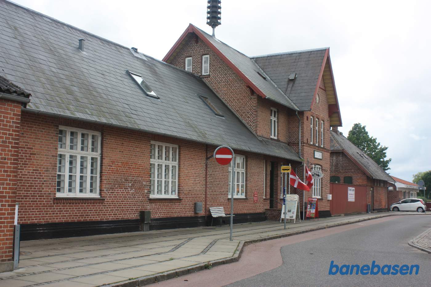 Stationsbygningen set fra vejen Stationsbygningen set fra vejen