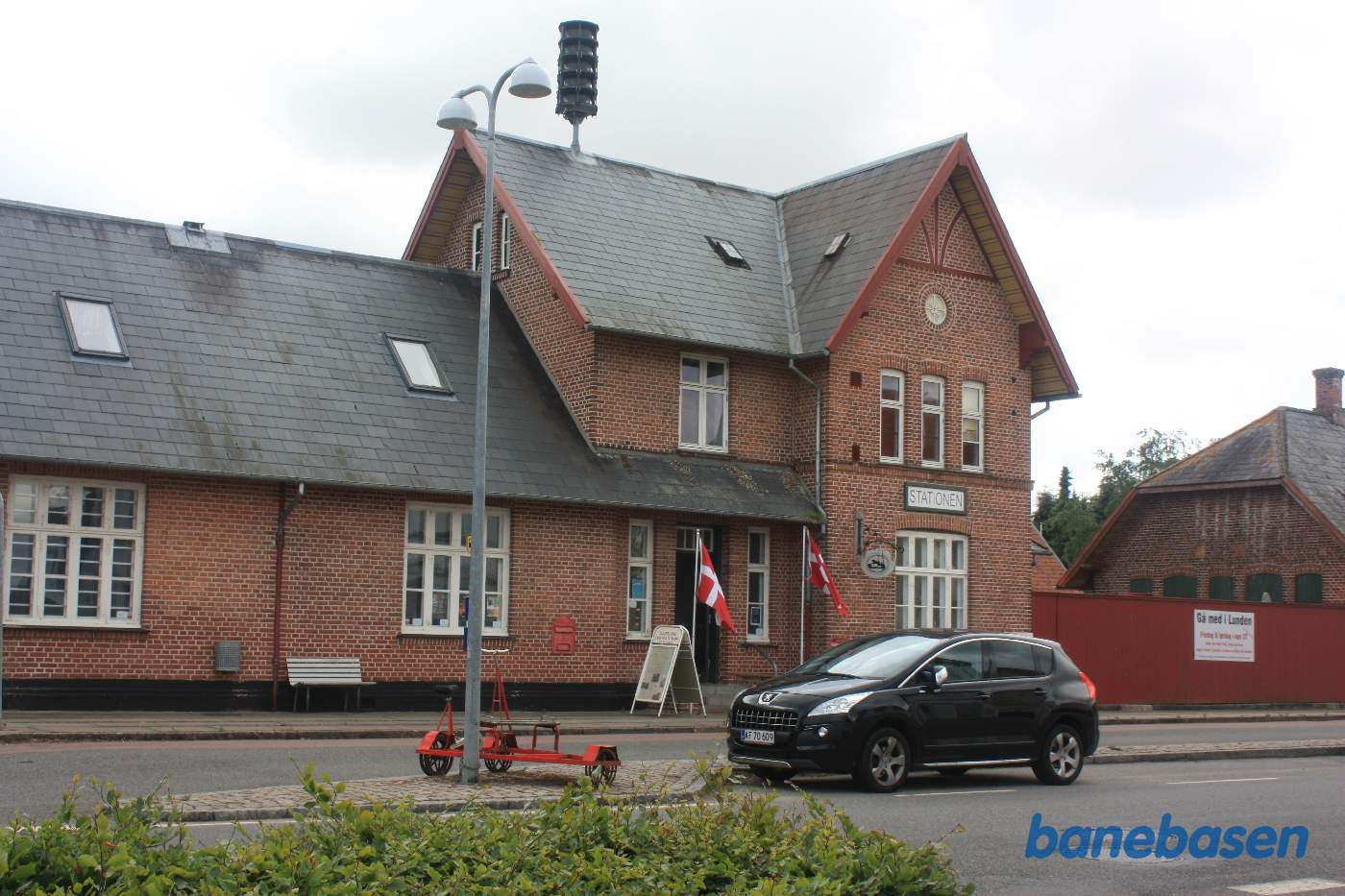 Stationsbygningen set fra vejen