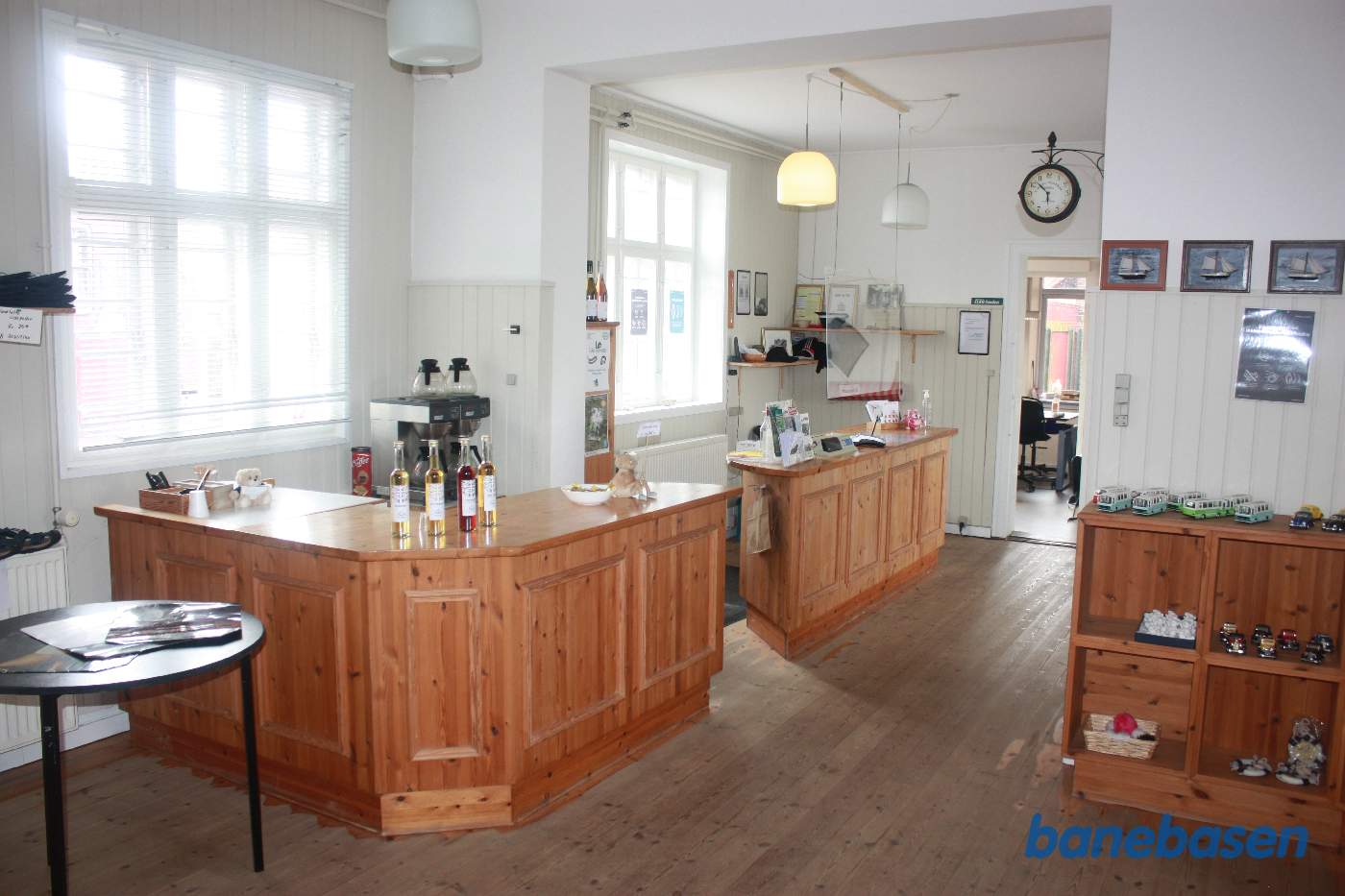 Inde på stationen kan man leje cykler eller købe drikkevare og souvenirs Inde på stationen kan man leje cykler eller købe drikkevare og souvenirs