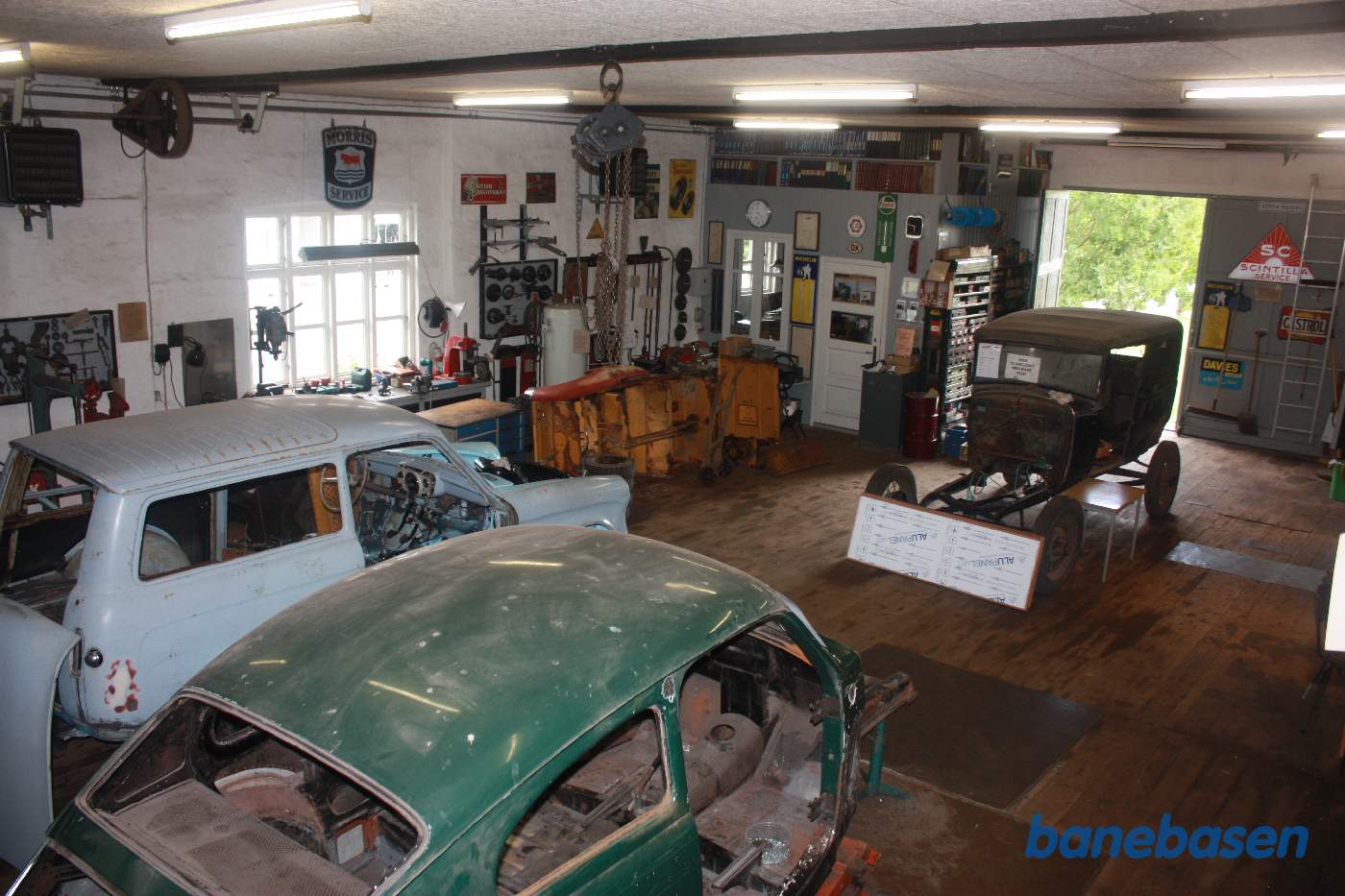 Stationens varehus er indrettet som veteranbil museum og værksted