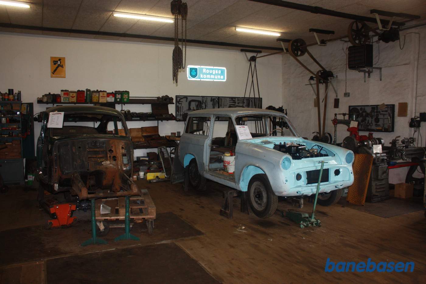 Stationens varehus er indrettet som veteranbil museum og værksted Stationens varehus er indrettet som veteranbil museum og værksted