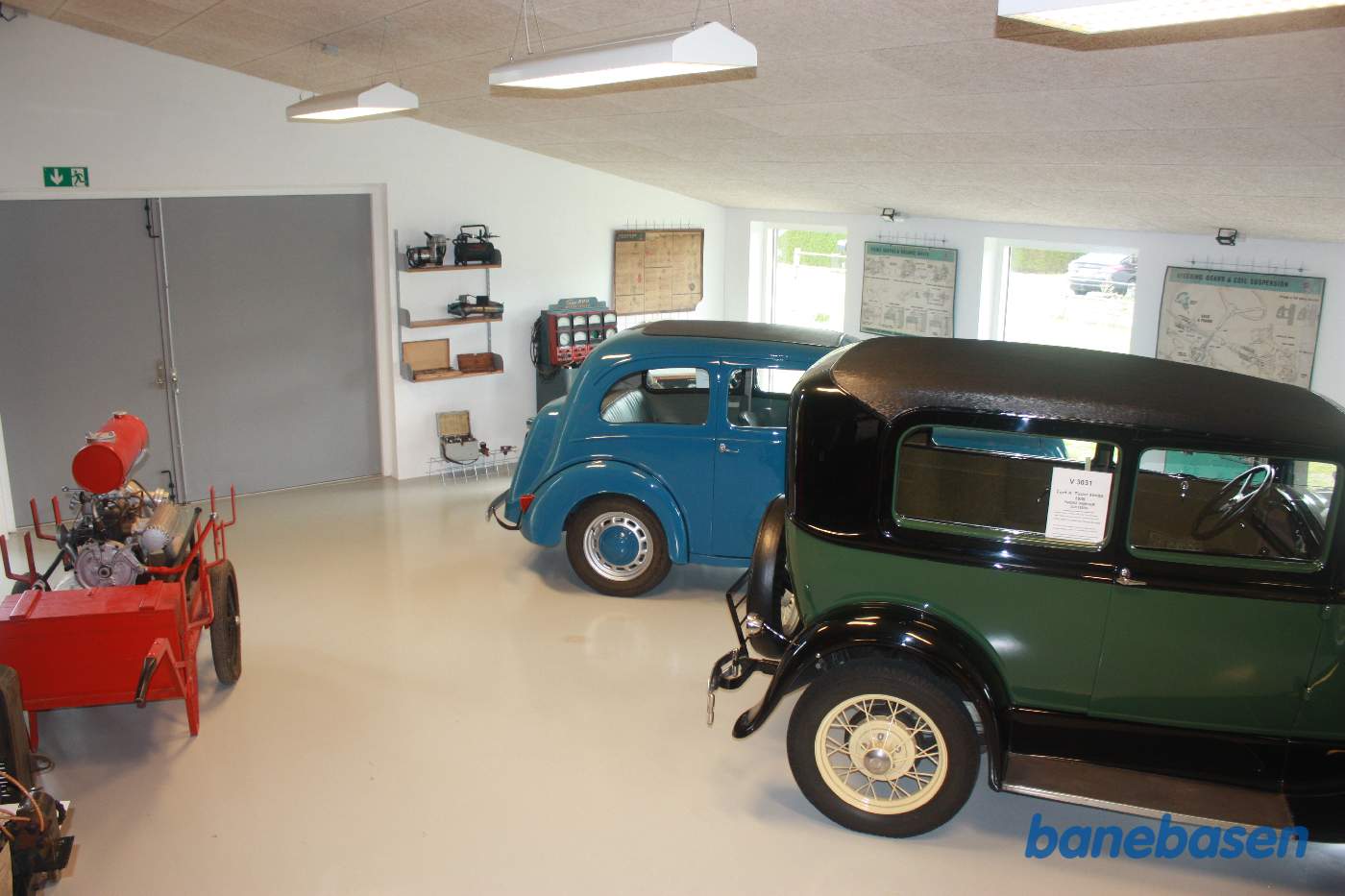 Her nogen af de færdig restaurerede biler i varehuset