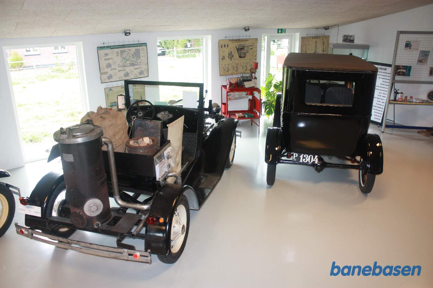 Her nogen af de færdig restaurerede biler i varehuset