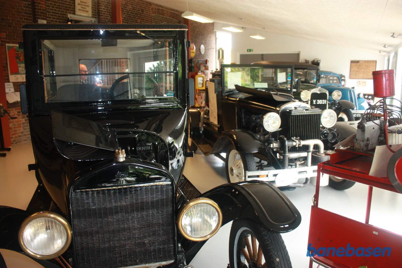 Her nogen af de færdig restaurerede biler i varehuset