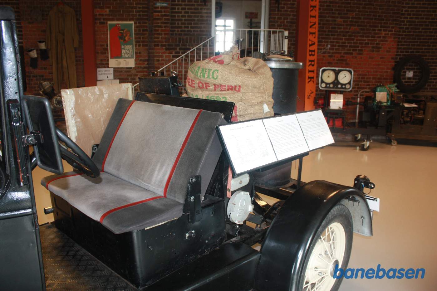 Her nogen af de færdig restaurerede biler i varehuset