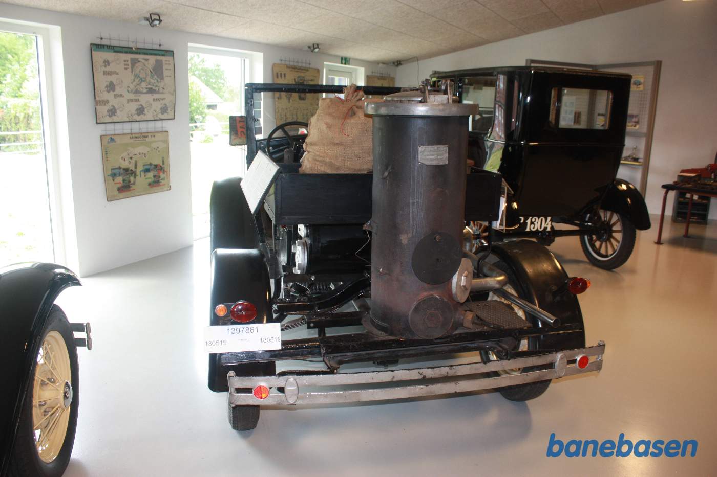 Her nogen af de færdig restaurerede biler i varehuset, her med gasgenerator fra 2.verdenskrig