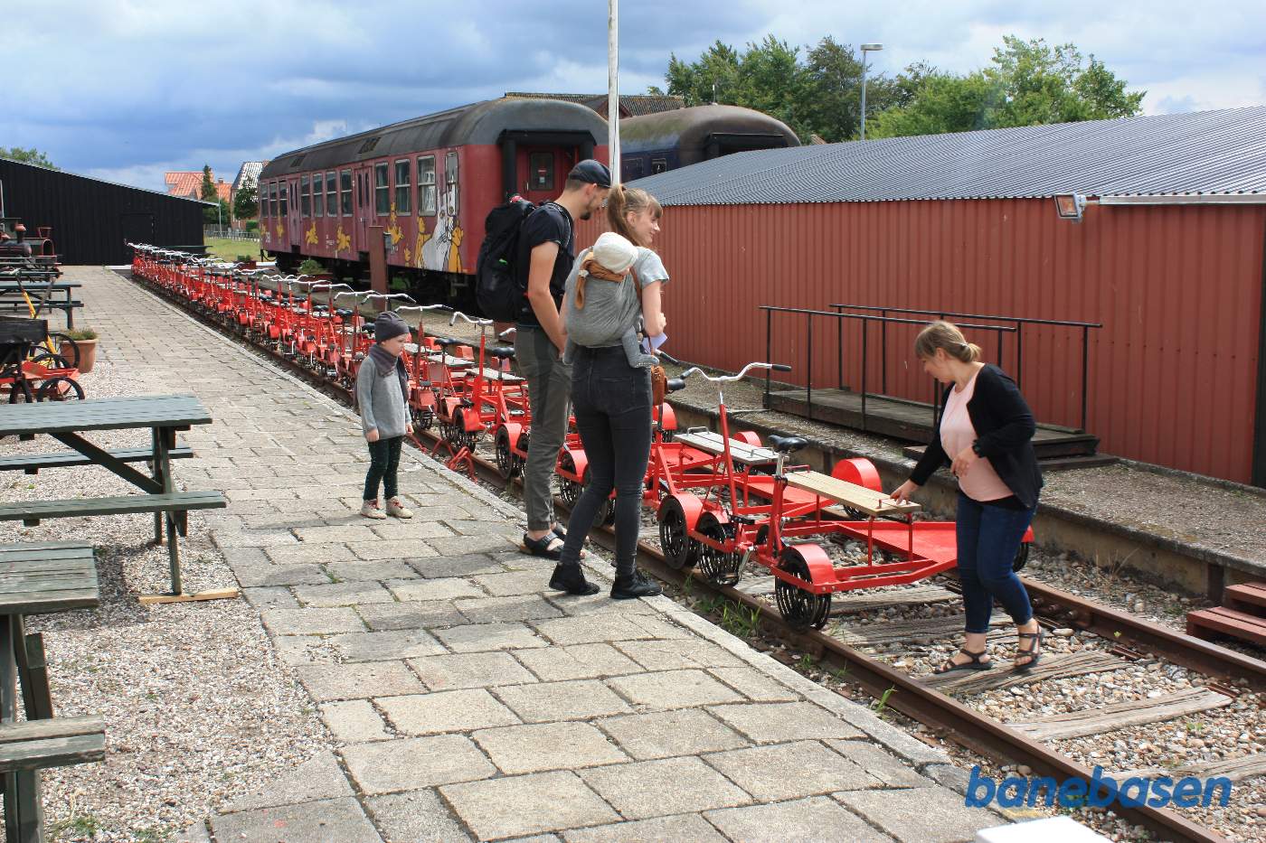 Nogle turister kigger på skinnecyklerne - skal vi tage en tur? Nogle turister kigger på skinnecyklerne - skal vi tage en tur?