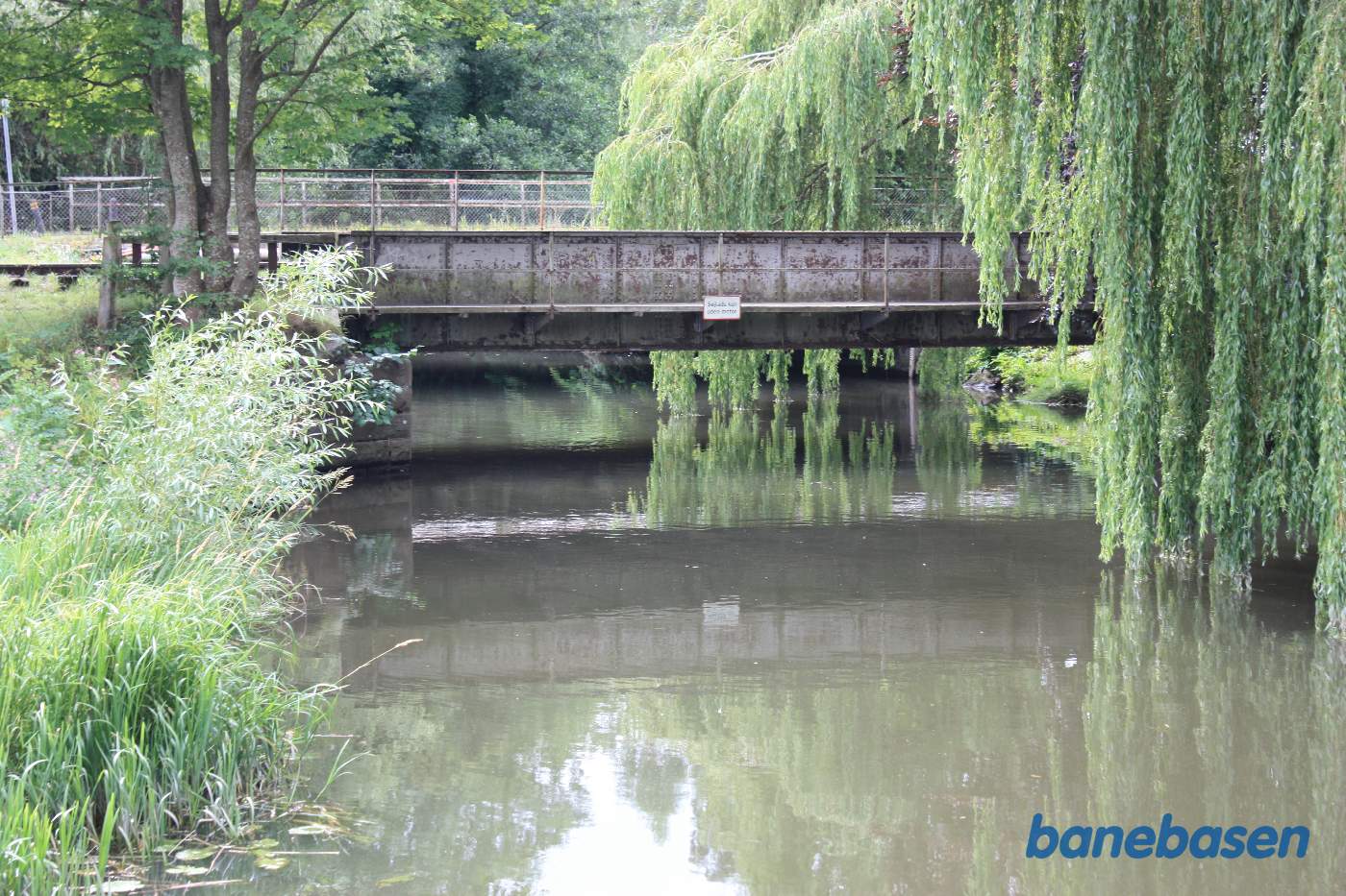 Jernbanebroen over Alling Å set fra siden, stationen ligger et par hundrede meter til venstre for broen
