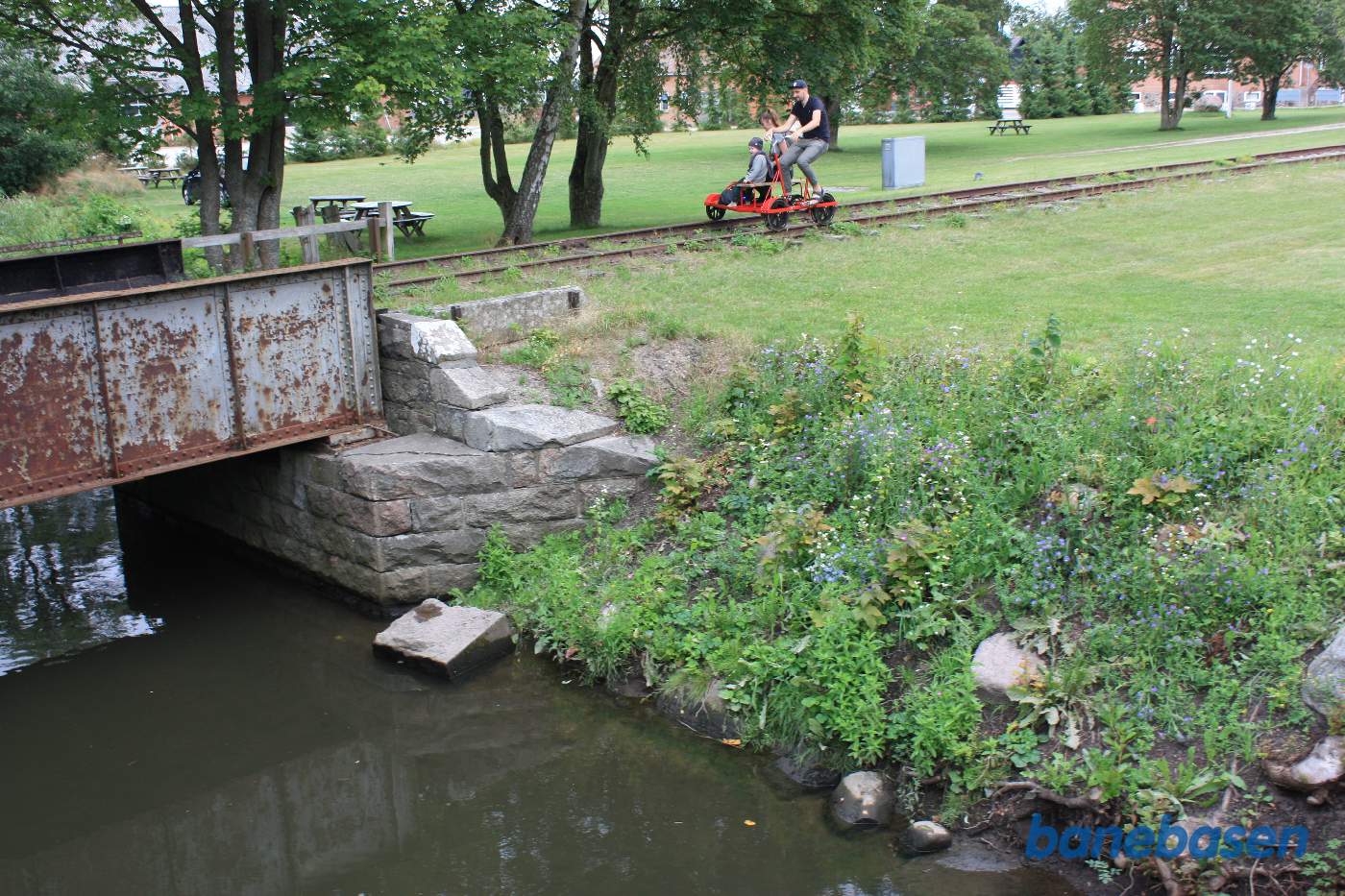 Jernbanebroen over Alling Å set skråt fra siden. Skinnecykel med turister har netop forladt stationen på vej mod Randers Jernbanebroen over Alling Å set skråt fra siden. Skinnecykel med turister har netop forladt stationen på vej mod Randers