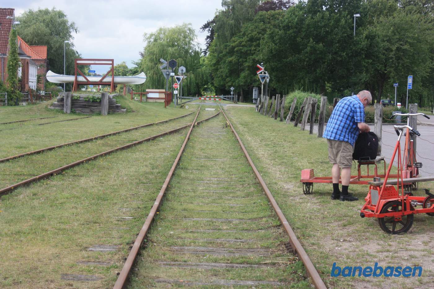 Vi står i hovedsporet og kigger i retning mod Randers, Rougsøvej overkørslen lidt længere fremme