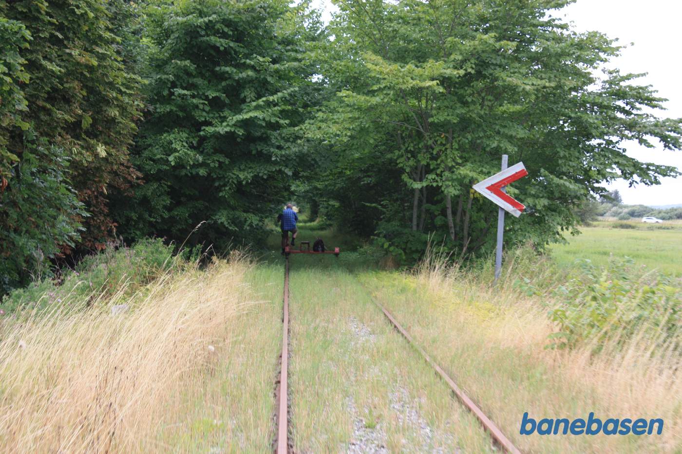 Vi kører på strækningen i retning mod Randers og nærmer os overkørslen ved Nordkystvejen, pilmærket til højre