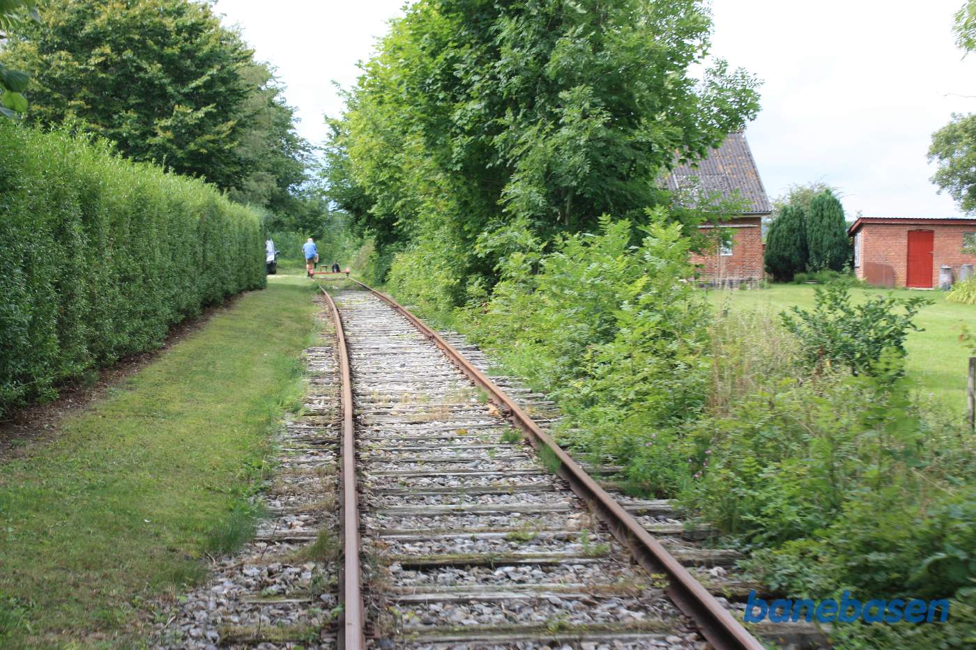 Vi nærmer os Floes trinbrættet, billetsalgsbygningen ses inde til højre Vi nærmer os Floes trinbrættet, billetsalgsbygningen ses inde til højre