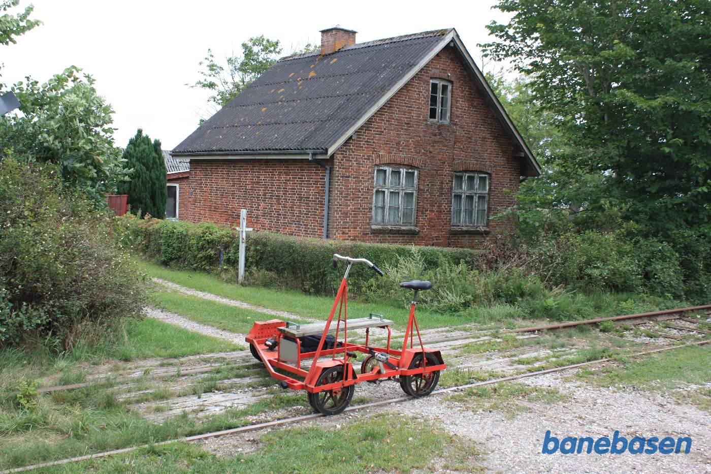 Billetsalget ses midt i billedet, trinbrættet lå til højre for vejen