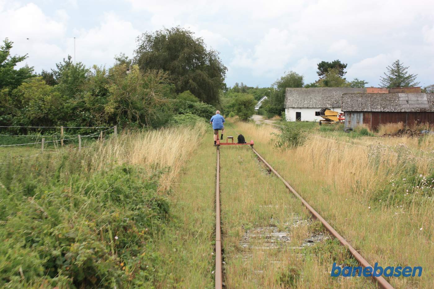 Turen fortsætter mod Randers, gård inde til højre Turen fortsætter mod Randers, gård inde til højre