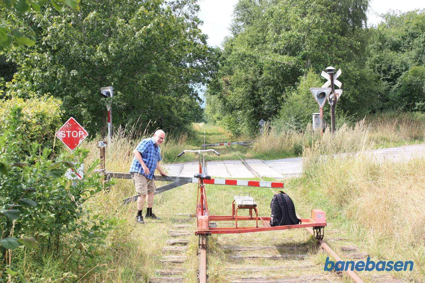Vi er stoppet for at krydse over Vandbækvej Vi er stoppet for at krydse over Vandbækvej