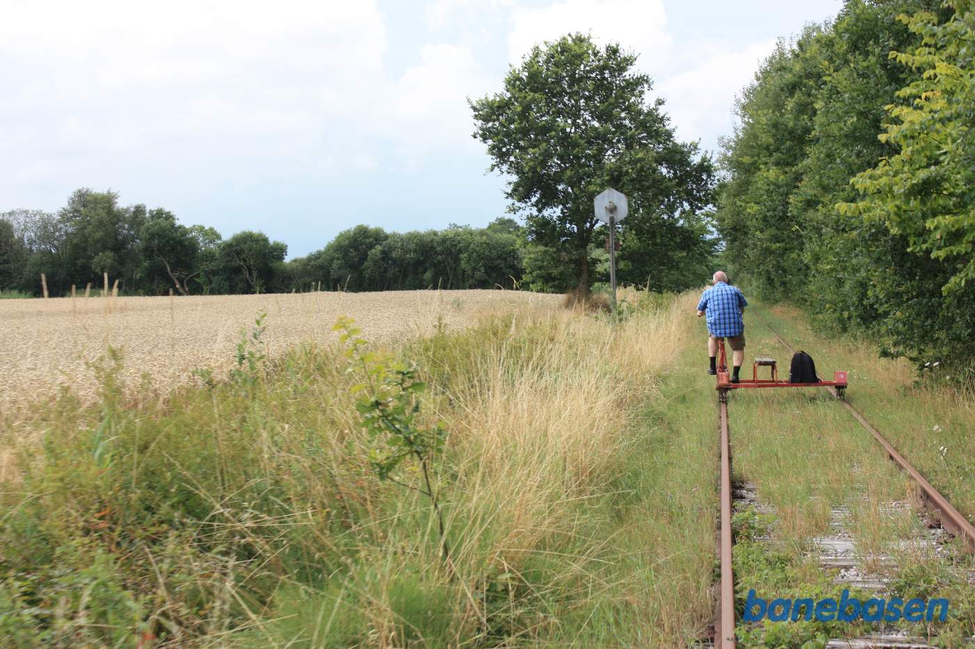 Vi har lige passeret Vandbækvej, kontrollys for overkørslen ses til venstre for sporet