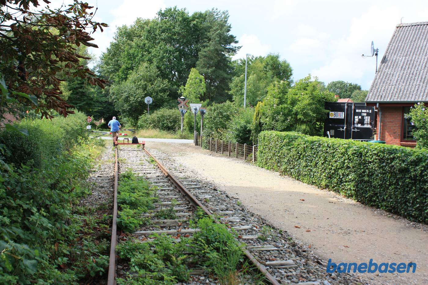 Vi er på vej ind i Uggelhuse, overkørslen for Bygaden ses lige fremme