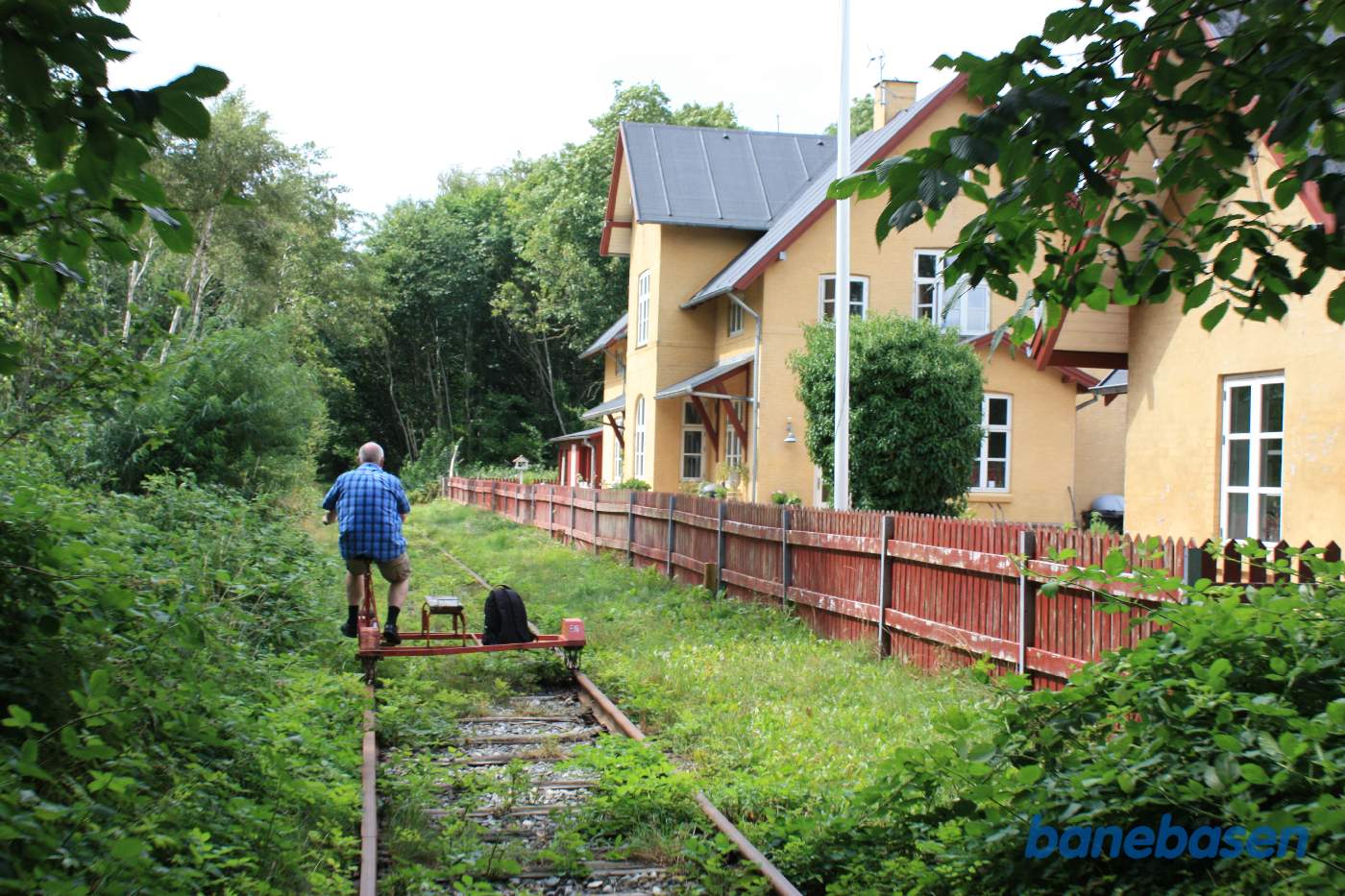 Vi passerer stationsbygningen, inde til højre, på vej mod Randers