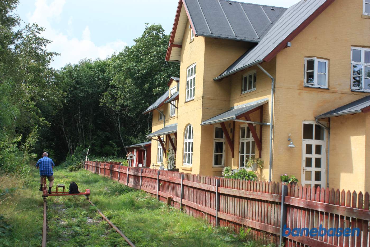 Vi passerer stationsbygningen, inde til højre, på vej mod Randers