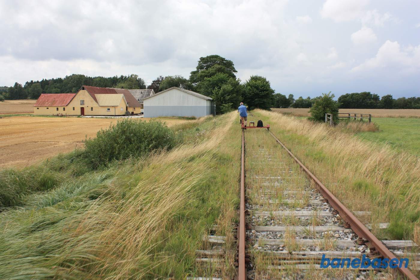 Her er der marker på begge sider af banen og en stor gård på venstre side