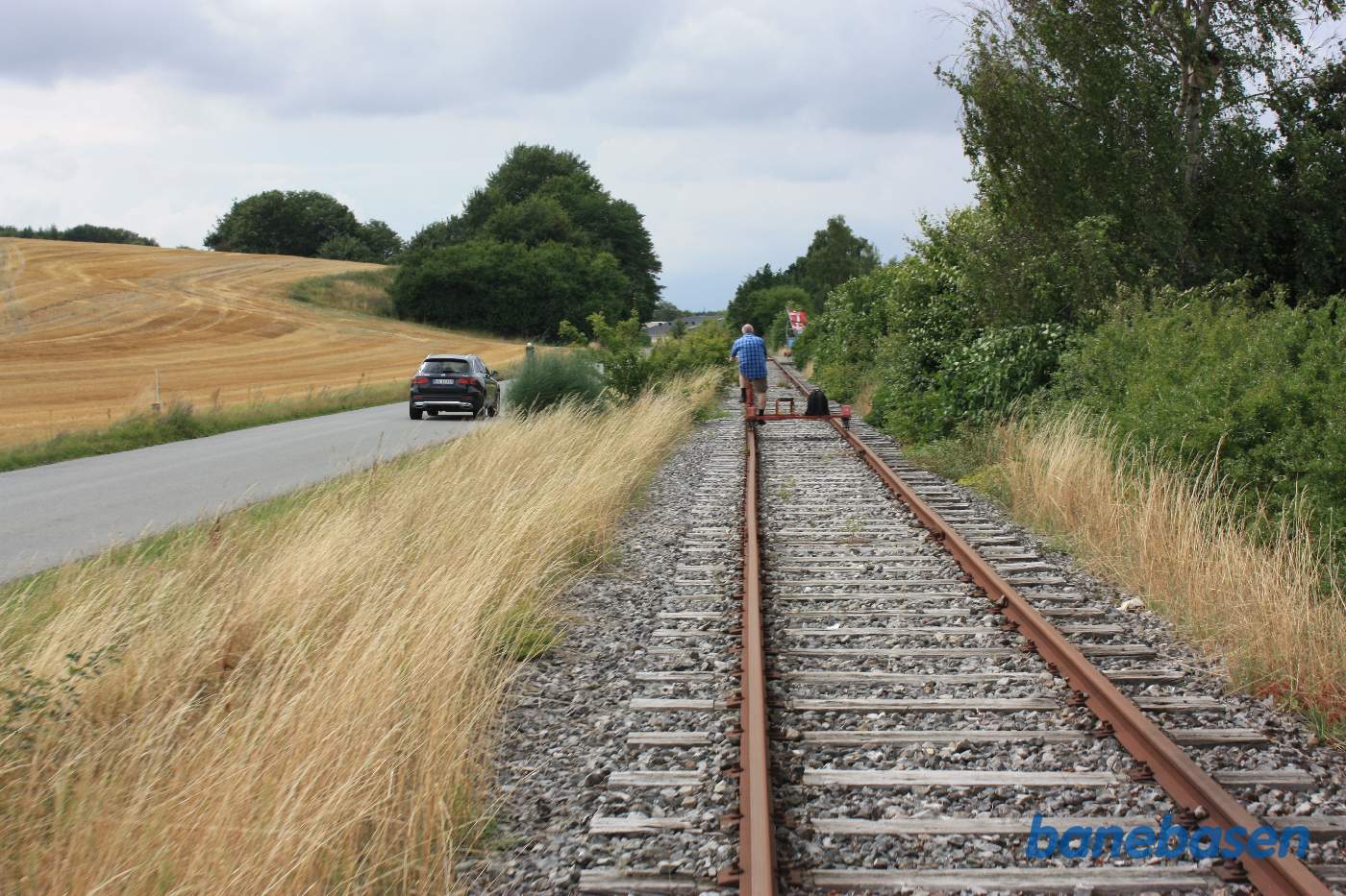 Vi kører langs Kærvej og nærmer os Randers Fjord Camp