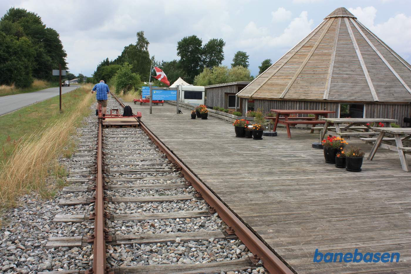 Skal cyklen af sporet, er det bedst at stoppe oven på træpladen