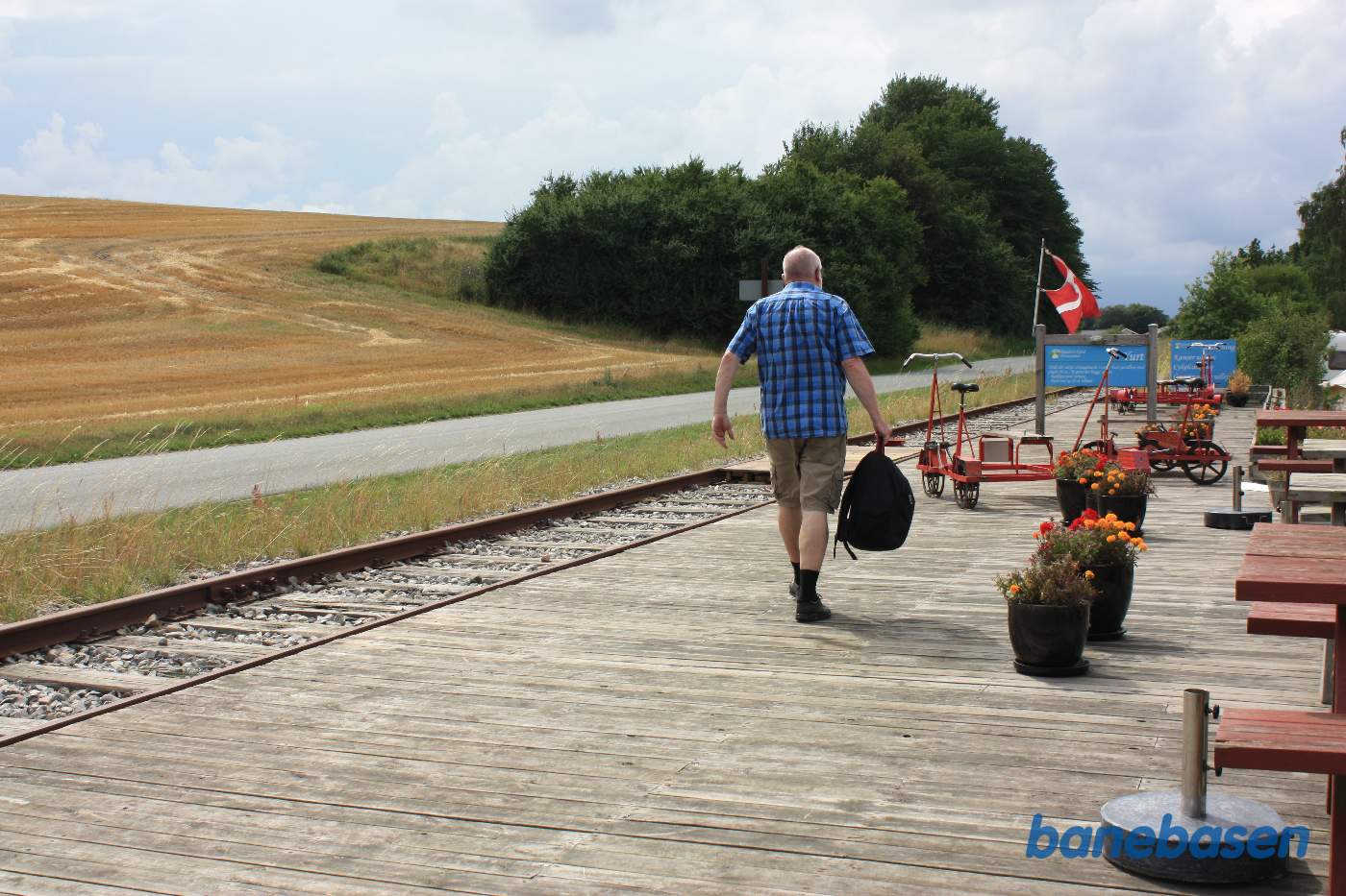 Efter at have nydt en forfriskning ved bord og bænk, går man målrettet tilbage til cyklen