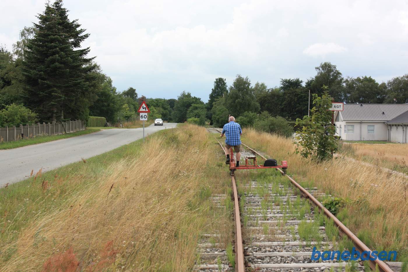 Så fortsætter cykelturen langs Kærvej i retning mod Randers. Giv Agt skilt for markvej til højre