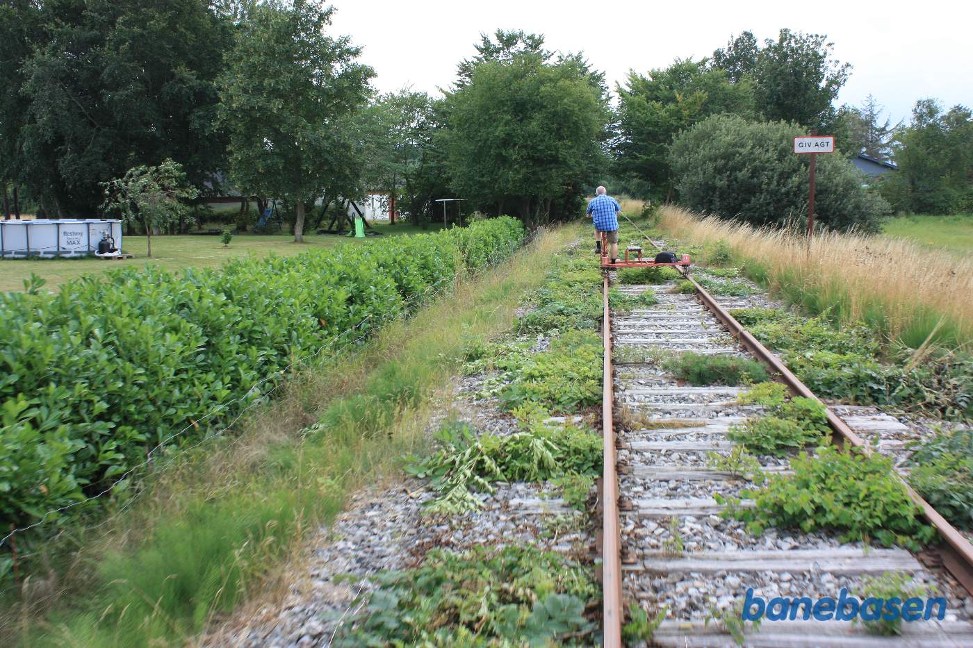 Så fortsætter cykelturen mod Randers. Giv Agt skilt for markvej til højre