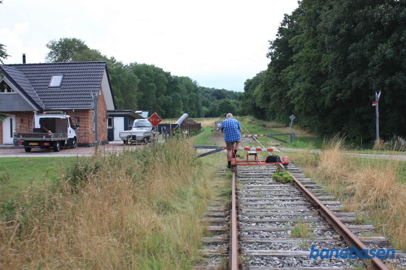 Vi er stoppet ved overkørslen for Kærvej, der går op til en gård inde til højre