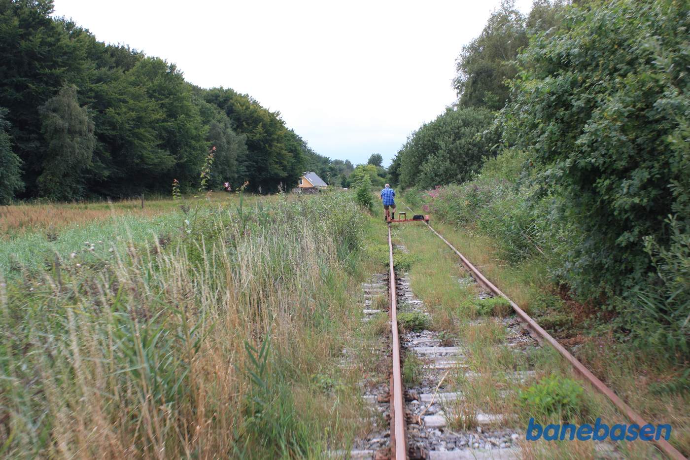 Vi kører langs ådalens skrænter, inde til venstre, hvor Kærvej også løber