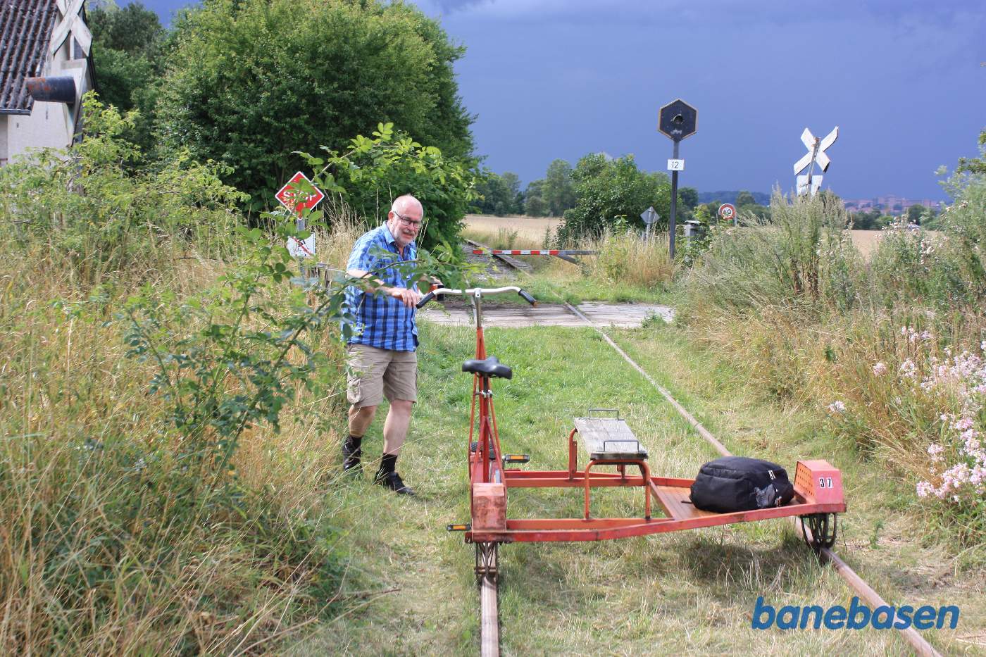 Vi er kommet til overkørsel 12 for Revlsbjergvej. Trinbrættet lå på den anden side af vejen til højre