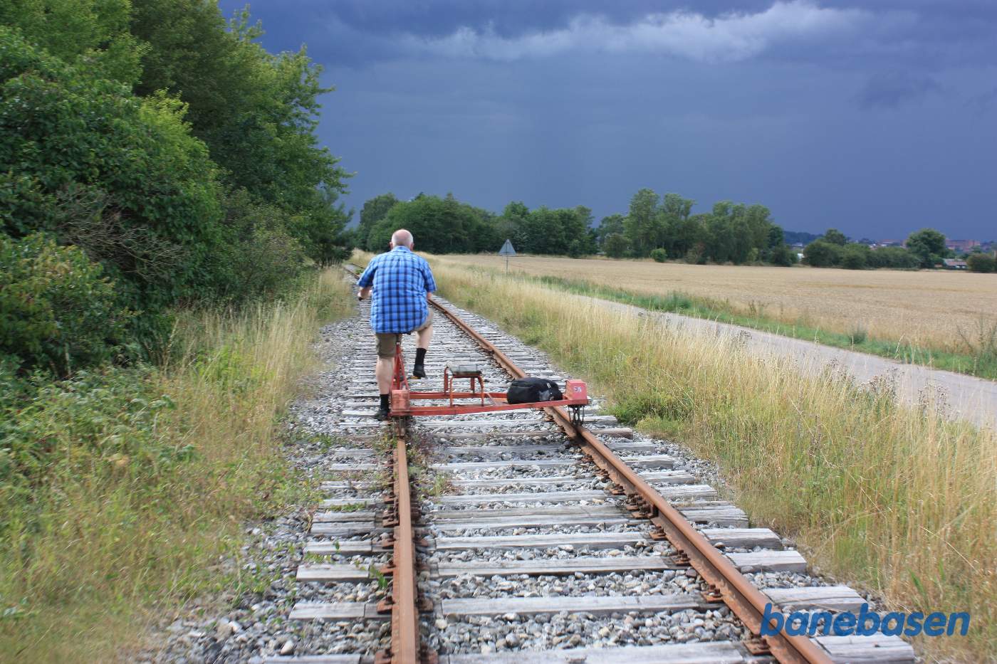 Vi kører langs Kristrup Engvej, der er ikke langt tilbage til endestationen, og det buldrer godt inde over Randers