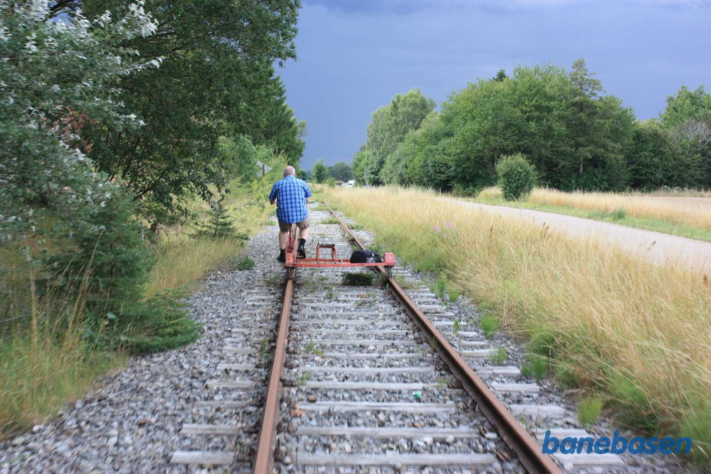 Vi kører langs Kristrup Engvej, der er ikke langt tilbage til endestationen, og det buldrer godt inde over Randers