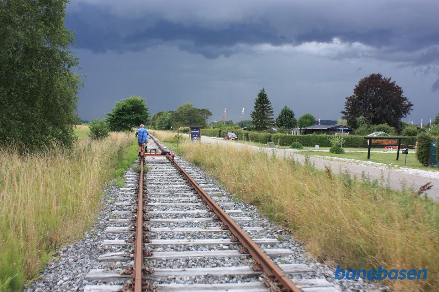Vi kører langs Kristrup Engvej med Romaltparken inde til højre, der er ikke langt tilbage til endestationen, og det buldrer godt inde over Randers