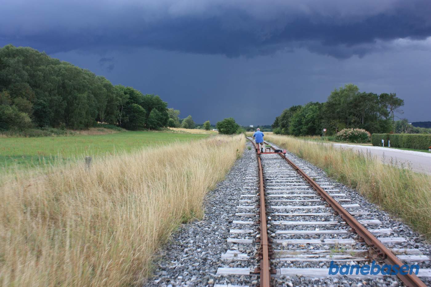 Vi kører langs Kristrup Engvej med Romaltparken inde til højre, der er ikke langt tilbage til endestationen, og det buldrer godt inde over Randers