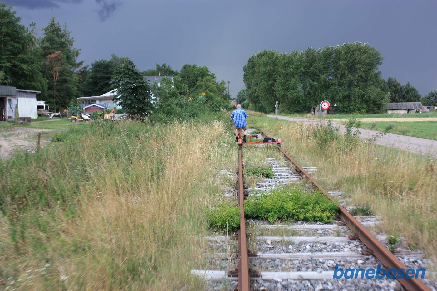 Vi kører langs Kristrup Engvej, der er ikke langt tilbage til endestationen, og det buldrer godt inde over Randers