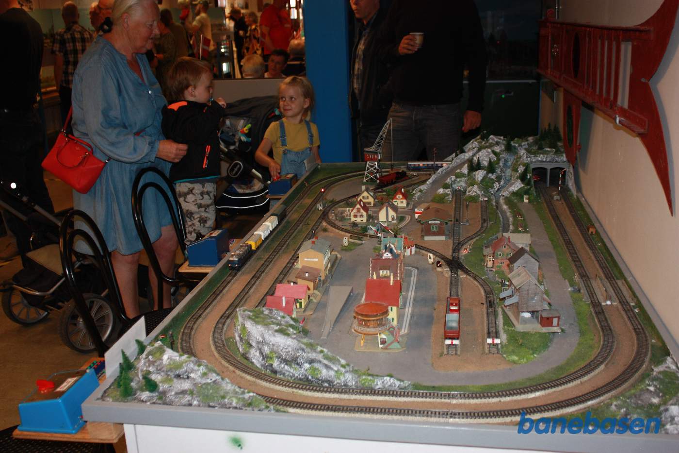 Indenfor, i velkomst afdelingen, er en lille Märklin bane, hvor børnene selv kan køre med togene, se hvilken lykke