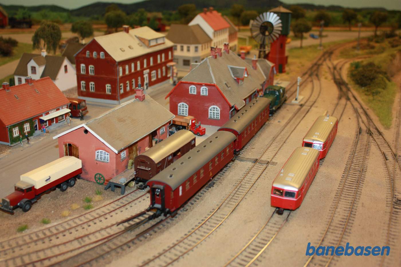 Nærbillede af en lille privatbane station