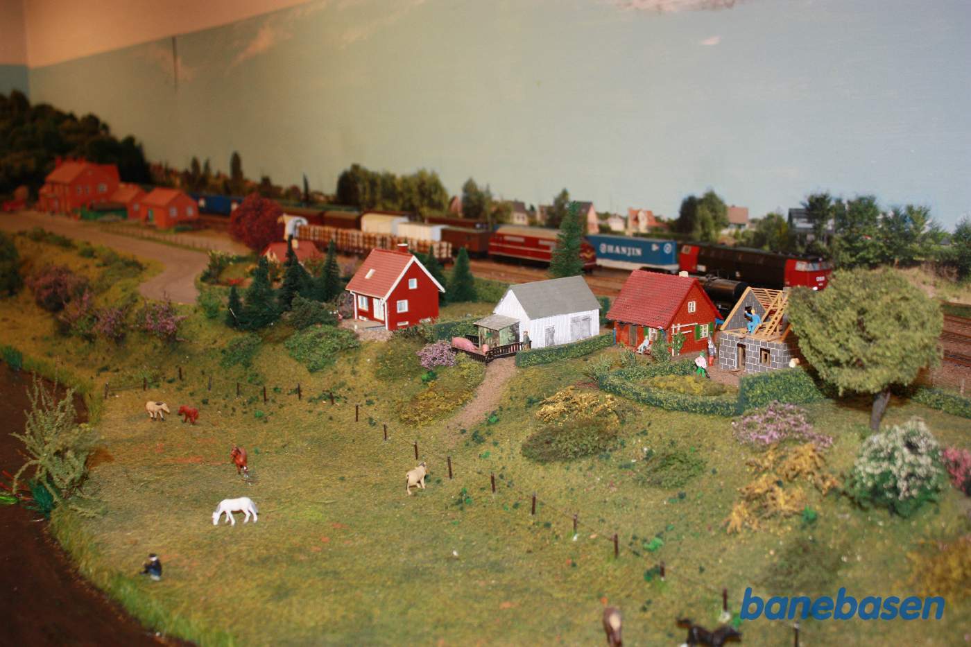 En række nybyggede huse med en større station i baggrunden En række nybyggede huse med en større station i baggrunden