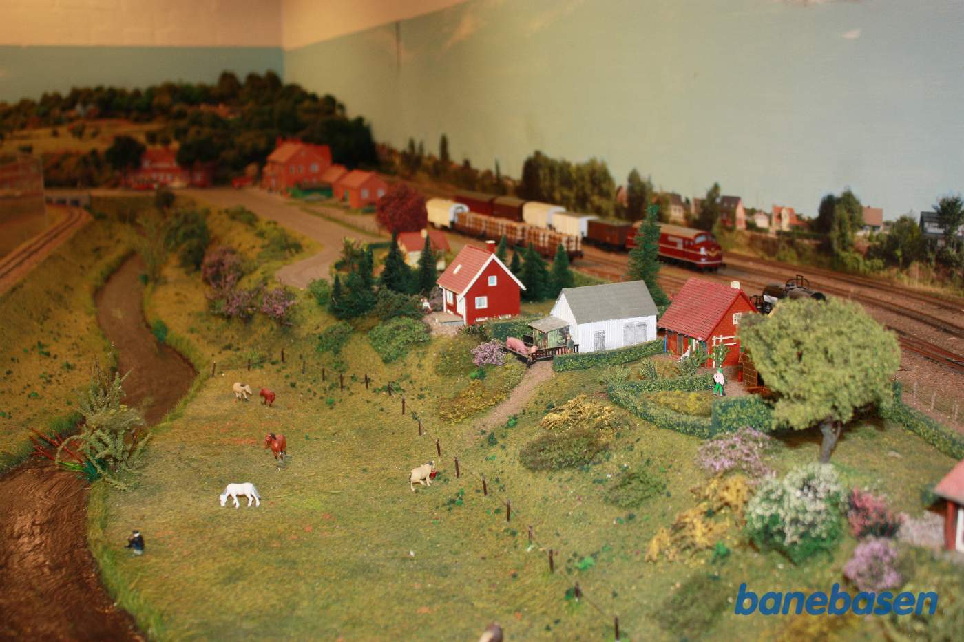 En række nybyggede huse med en større station i baggrunden En række nybyggede huse med en større station i baggrunden