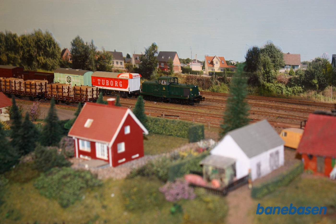 MT med godstog på en større landstation. Bemærk den fantastiske virkning af billedet der er klistret op på væggen bag stationen