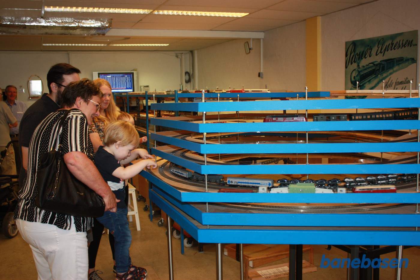 Inde i baglokalet er der rundbaner så togene kan vinde højde mellem de forskellige niveauer inde på det store anlæg