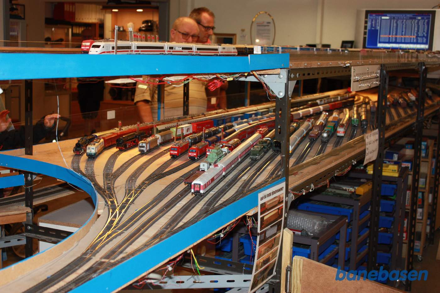 Inde i baglokalet er der opstillingsbanegårde, for de mange forskellige tog, der kører på det store anlæg