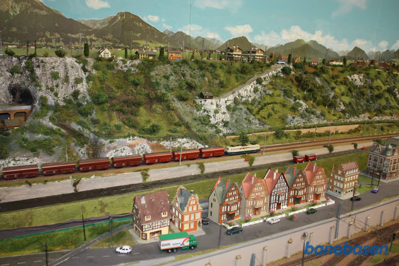 Det er et flot bjerglandskab, bygget op ad bagvæggen med Faller baggrund