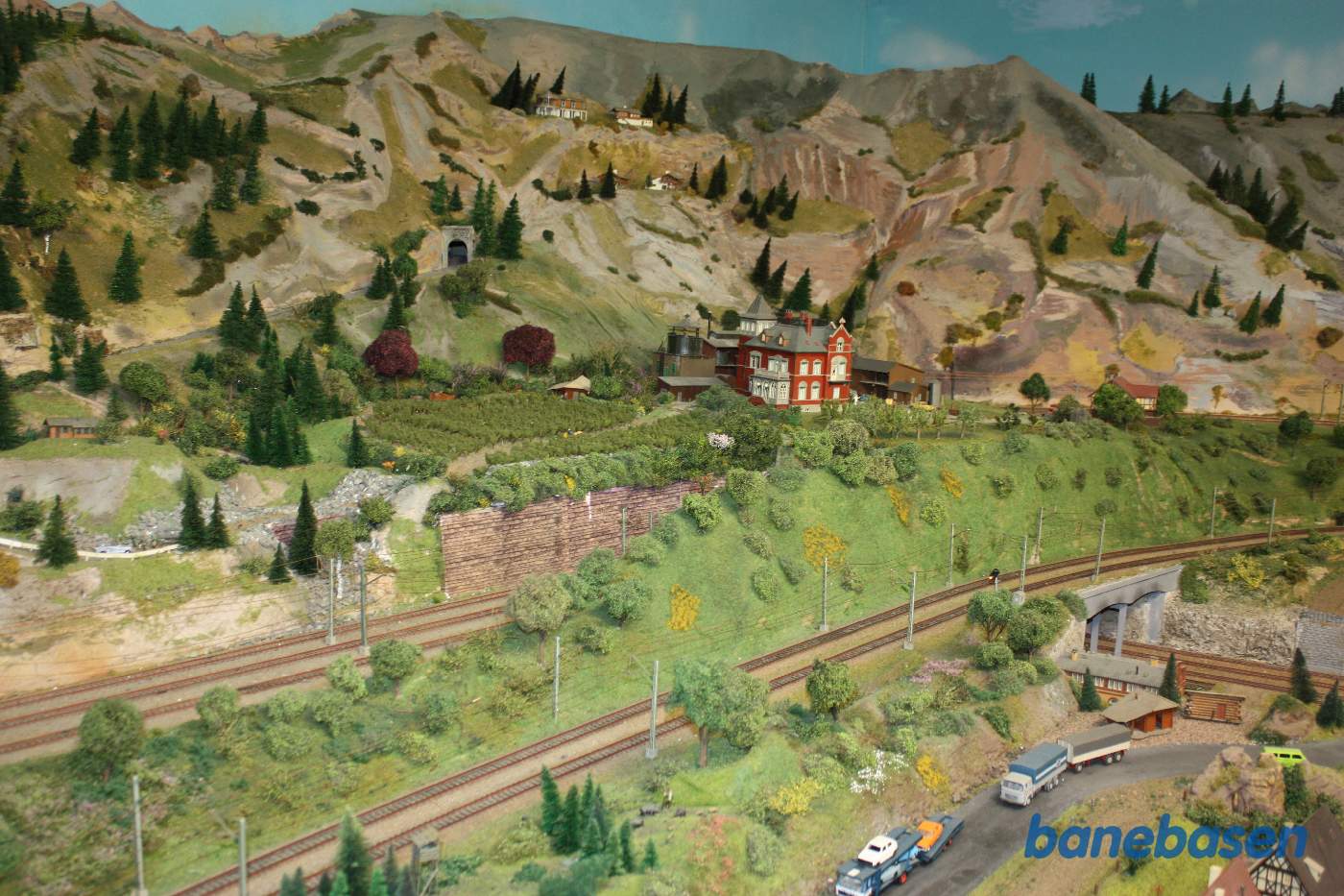 På bjergskråningen ligger et vinslot