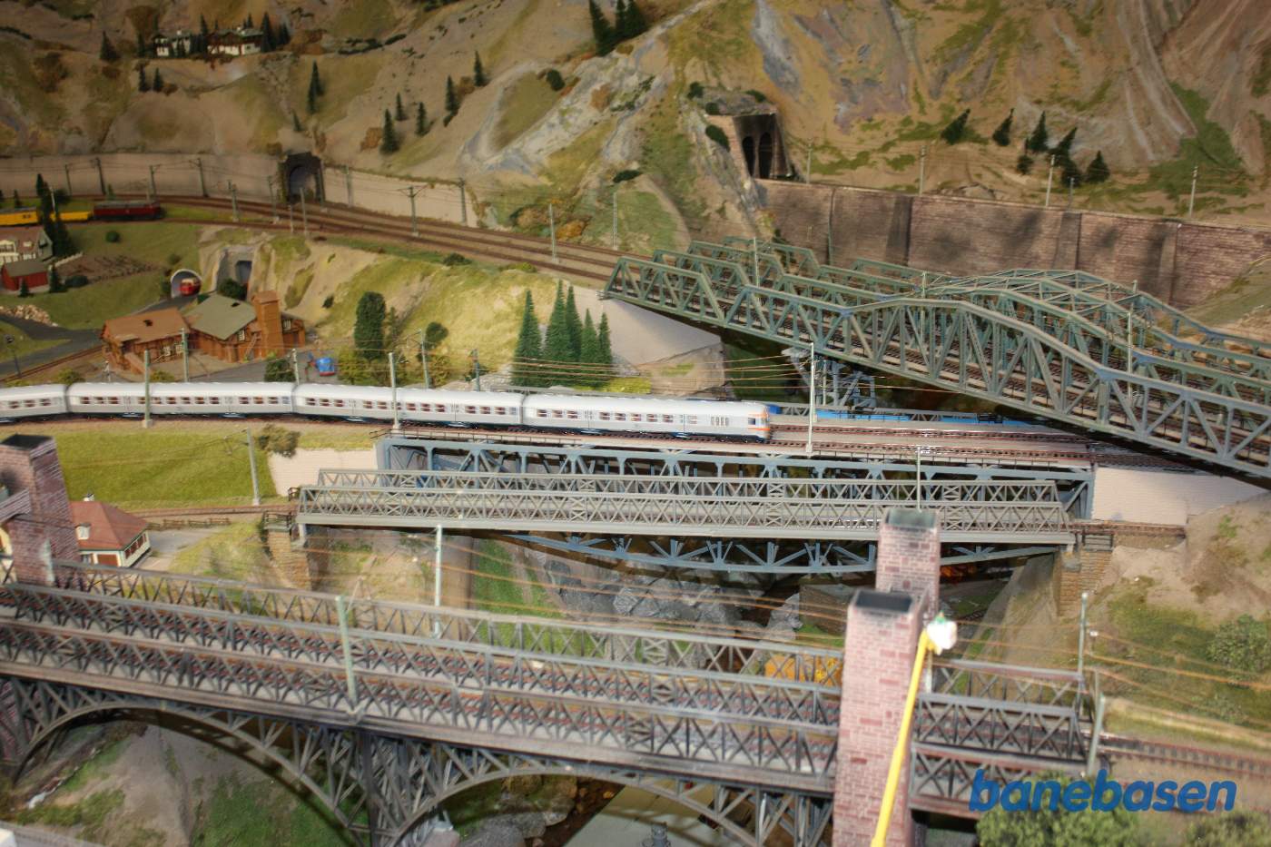 Over den dybe kløft er der broer på kryds og tværs