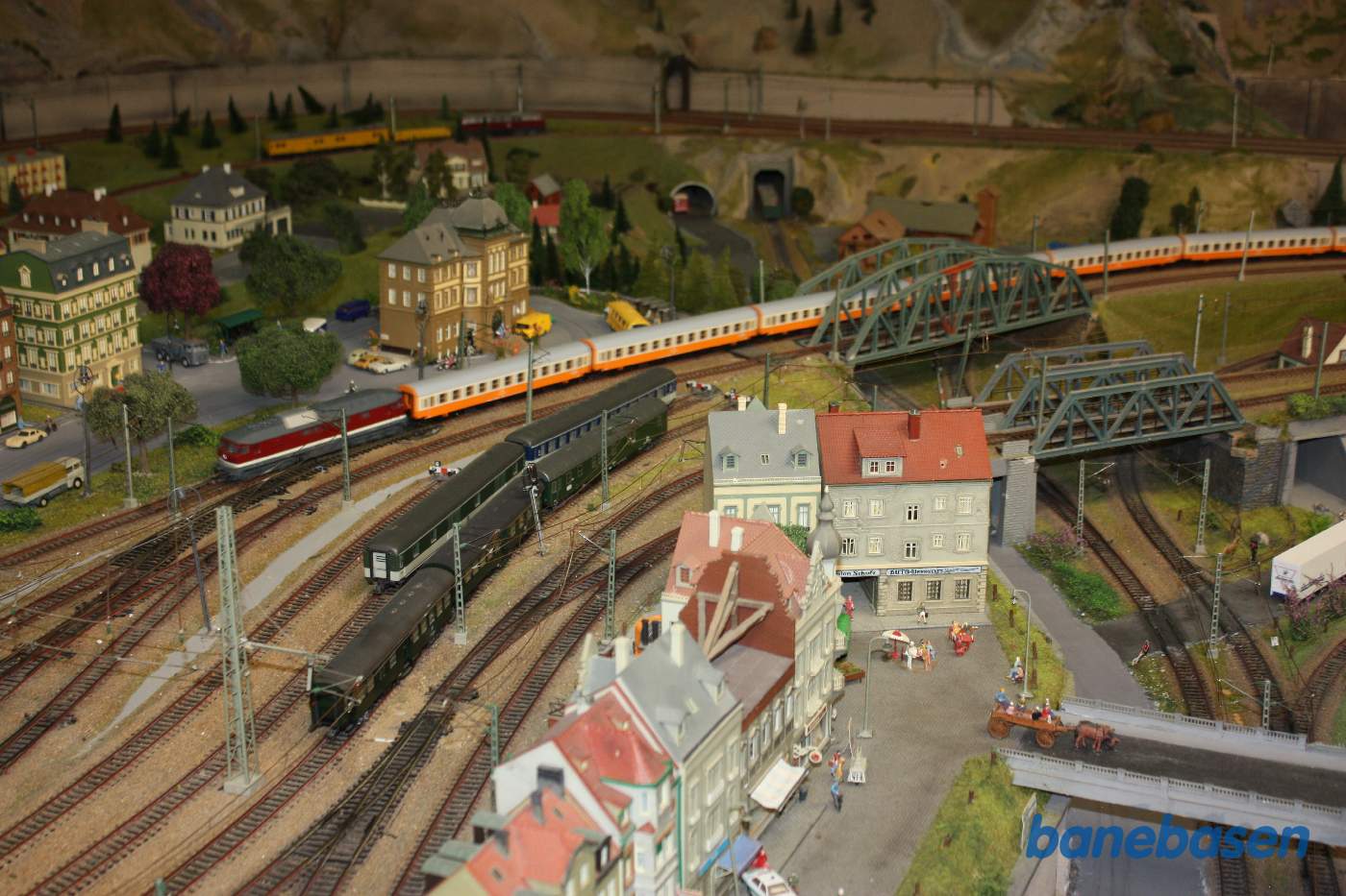 Tysk persontog på vej ind på den store banegård Tysk persontog på vej ind på den store banegård