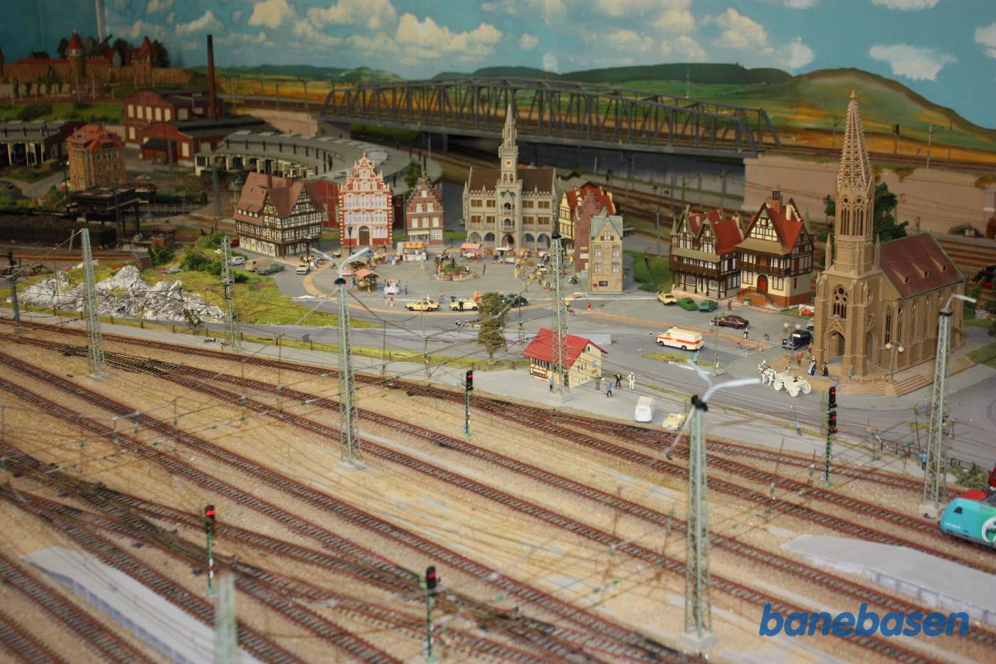 Byens centrum med rådhus og kirke